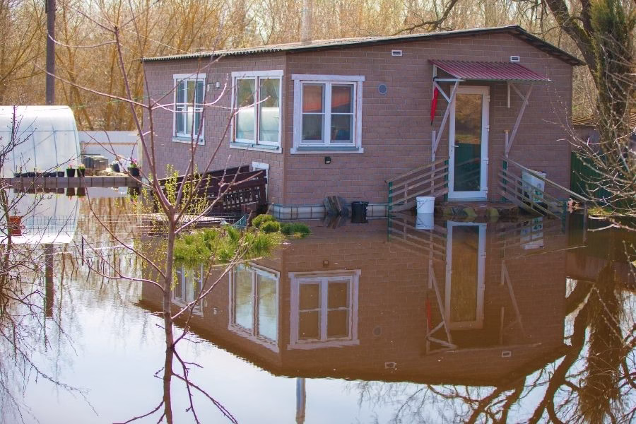 North Austin home surrounded by rising flash flood water during spring storm